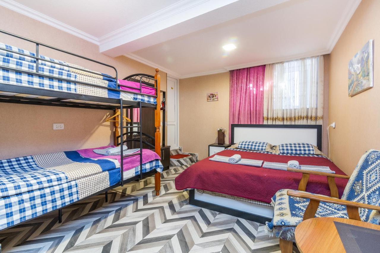 Guest House Poligloti Телаві Екстер'єр фото
